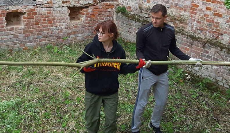 Под Тарусой провели анонсированную ранее уборку в старинной усадьбе перед началом реставрации