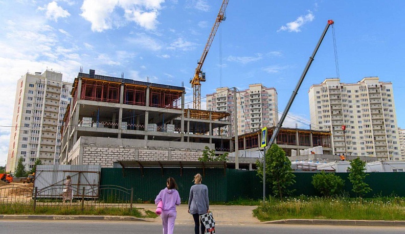 Владислав Шапша вместе с руководителем Центрисполкома «Единой России» Александром Сидякиным посетили строящиеся в Калуге школу и поликлинику