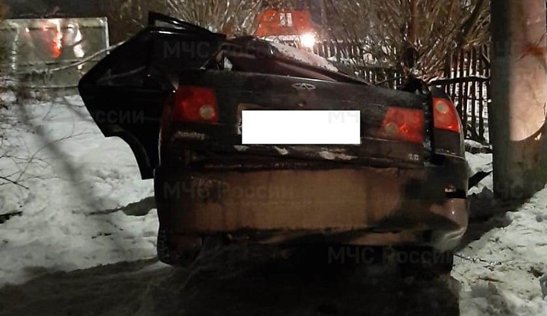 В Кондрове столб уничтожил китайскую легковушку