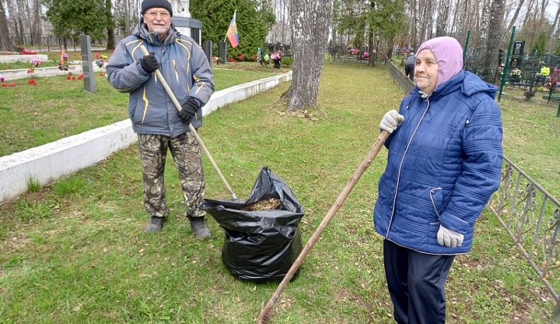 В Кондрове навели порядок на Братском захоронении и на Аллее Героев