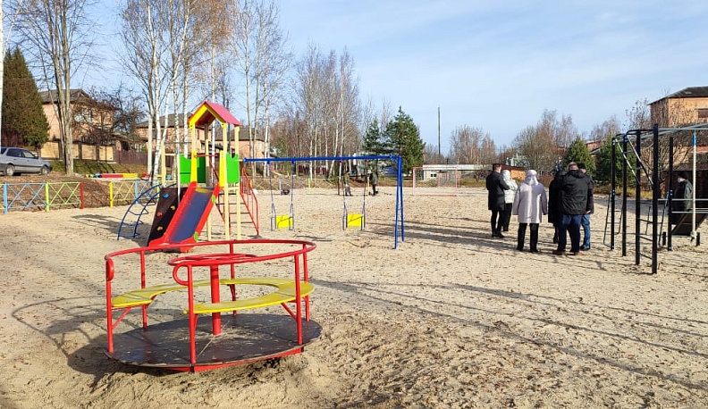 В селе Заречный Людиновского района построили игровые площадки