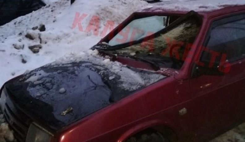 Автомобиль пострадал от сосульки-тяжеловеса