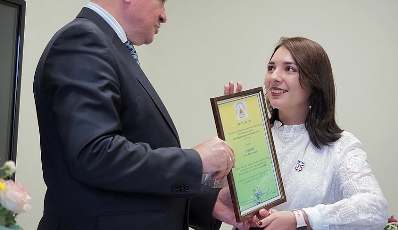 В Калуге обновили доску почета лучших работников системы образования региона