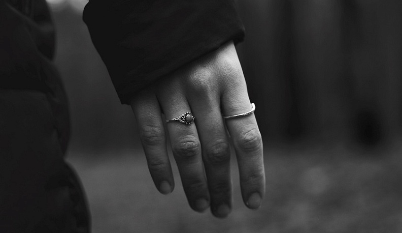 Мошенница сняла с калужанки кольцо вместо порчи