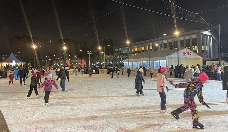 Зимний Обнинск: новый каток и мотокросс — праздник спорта для всех