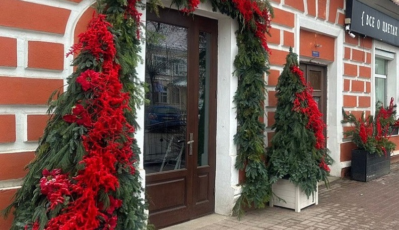 Калужские предприятия торговли и общепита оформляют витрины к Новому году