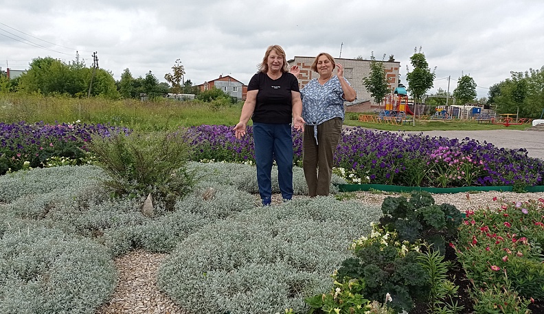 Традиционно в Росве, у Дома культуры, оформили огромную клумбу. Ее преображением, обновлением, выращиванием рассады и уходом за ней занимается группа активных пенсионеров. В итоге получается эффектный цветник: уже в мае он весь заполнен тюльпанами, а зате