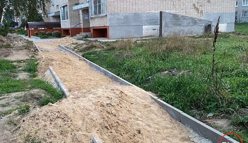 В Ермолине подрядчик не завершил благоустройство дворов из-за сломанной техники