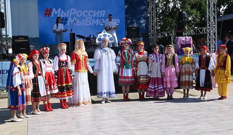 В Малоярославце собрались представители десяти национальностей  со своей культурой и традициями. Каждый народ старался продемонстрировать свою самобытность, познакомить с фольклором, танцами и, конечно, деликатесами. А еще здесь прошли показательные высту