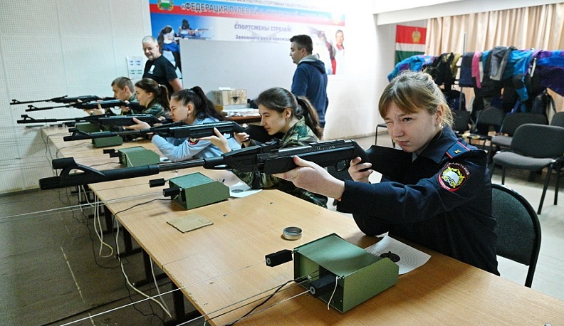 В Калуге стартовали соревнования по пулевой стрельбе из пневматики среди будущих юристов