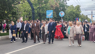 В Калуге началось шествие выпускников