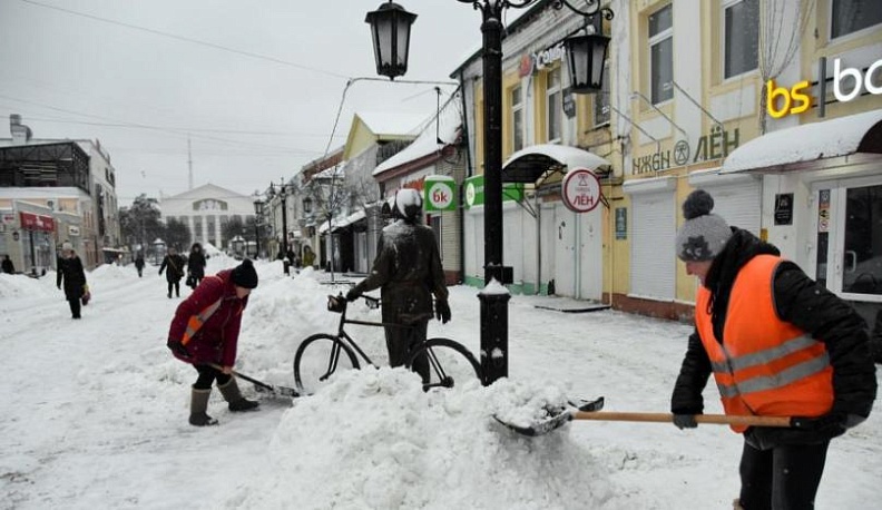 На калужских улицах убирают сотни тонн снега и высыпают десятки тонн противогололедной смеси