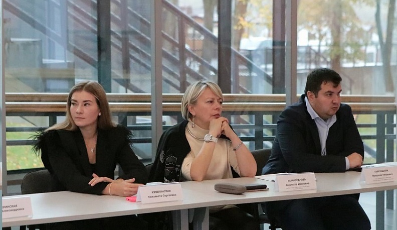 Генеральный директор Федерации креативных индустрий России Игорь Намаконов познакомился с символами Калужской области