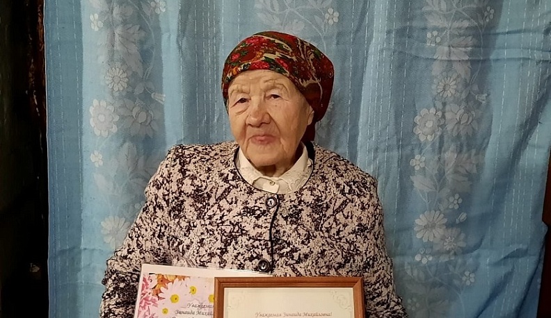 90-летняя жительница Ульяновского района получила письмо от Президента и подарки от губернатора и главы администрации района