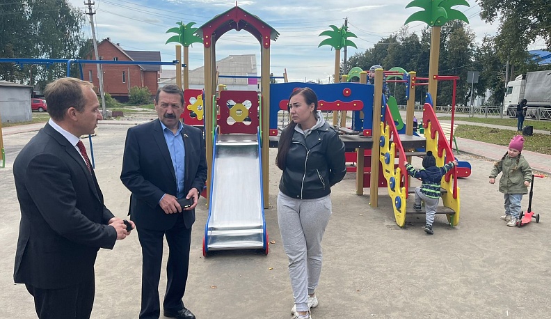 Депутат Геннадий Скляр осмотрел строящуюся детскую площадку в Людинове