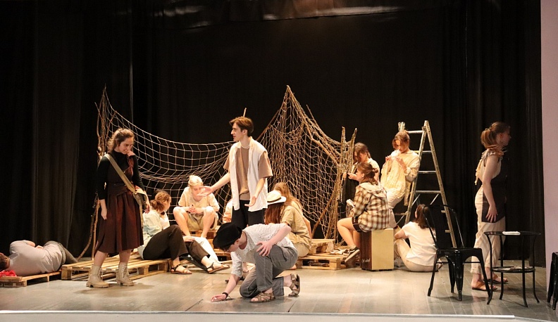 В Калуге юные москвичи показали спектакль про беспризорников 