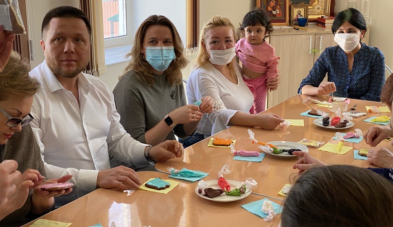 Калужский детский омбудсмен поздравила обитательниц «Материнского ковчега» с наступающим праздником