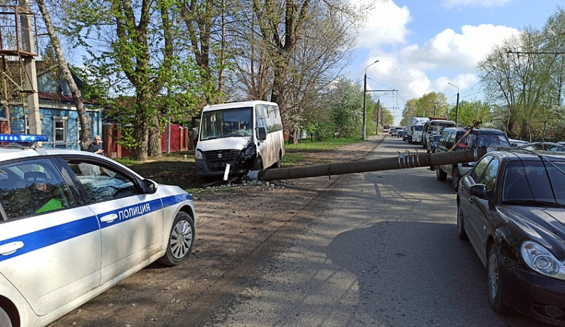 В Калуге маршрутка снесла фонарь на Тарутинской