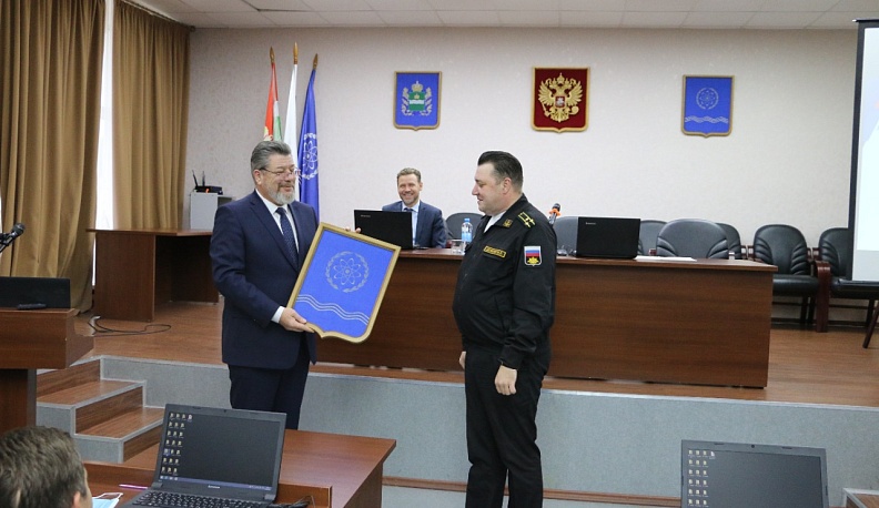 Капитану атомной подлодки «Обнинск» вручили герб города