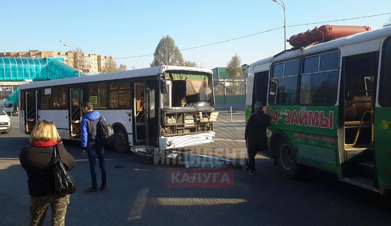 Два автобуса столкнулись в районе Анненок