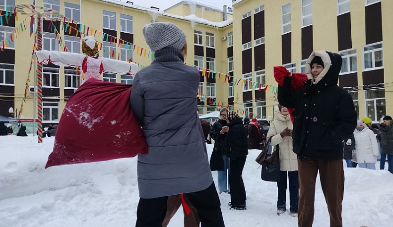 Студенты КГУ отметили Масленицу