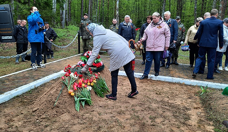 Проститься с героями-освободителями и с почестями предать их земле приехали руководители района, представители поисковых отрядов, местные жители и неравнодушные люди.