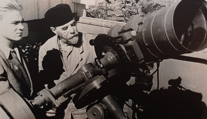  Руководитель сектора астроботаники при Академии наук Казахской ССР Г.А. Тихов и аспирант В.П. Беденко ведут наблюдение планеты Марс. 1956 г. 