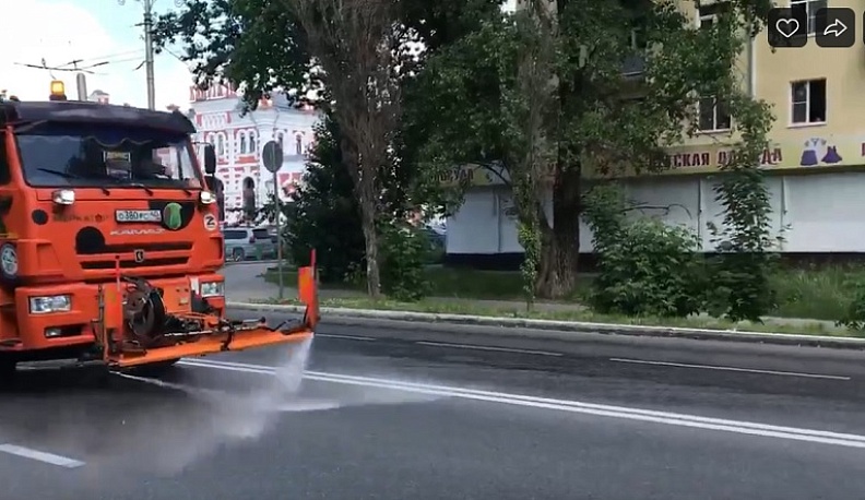 Улицы Калуги охлаждают в жару