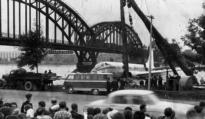 Авиалайнер Ту-124 авиакомпании Аэрофлот приводнился на реку Неву в Ленинграде 21 августа 1963 года. Из находившихся на его борту 52 человек (45 пассажиров и 7 членов экипажа) никто не погиб и не пострадал. О проиАвиалайнер Ту-124 авиакомпании Аэрофлот при