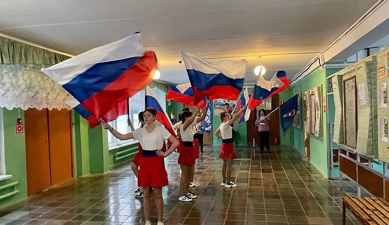 В День Конституции в Думиничском районе прошел молодежный флешмоб