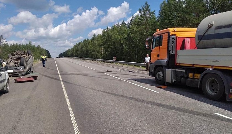 В Думиничском районе иномарка врезалась в грузовик и перевернулась