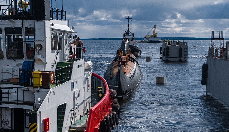 Погрузка АПЛ К-3 «Ленинский комсомол» на баржу «Атлант» проходит в акватории Выборгского залива 