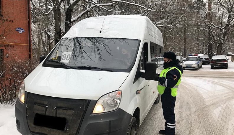 В Калуге двух таксистов оштрафовали за нарушение масочного режима