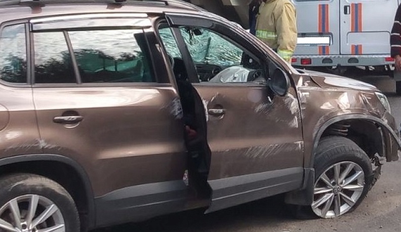 В Анненках Фольксваген влетел в отбойник