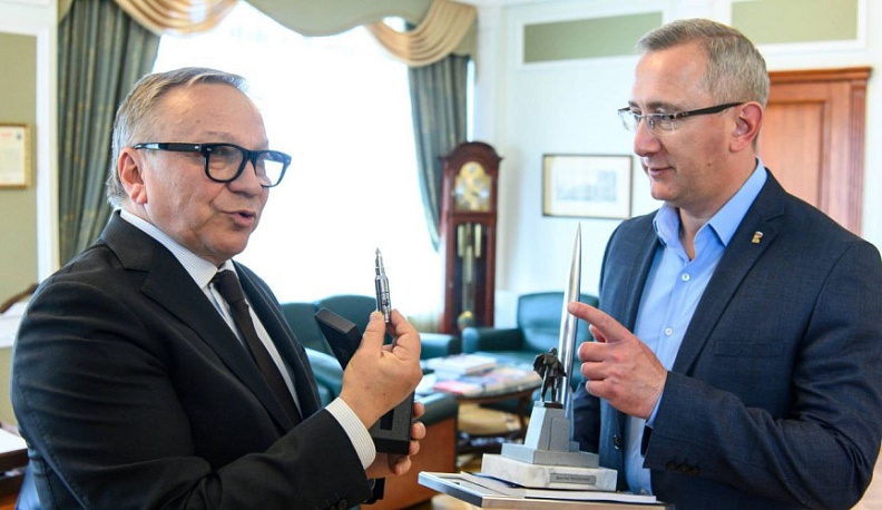 Владислав Шапша лично поздравил Игоря Угольникова с присуждением звания Народного артиста России