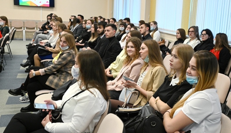 Александр Аникеев встретился с молодыми педагогами Калужской области