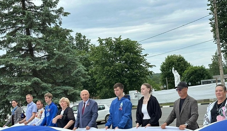 В Думиничах в честь Дня России развернули огромный триколор и провели праздничную программу