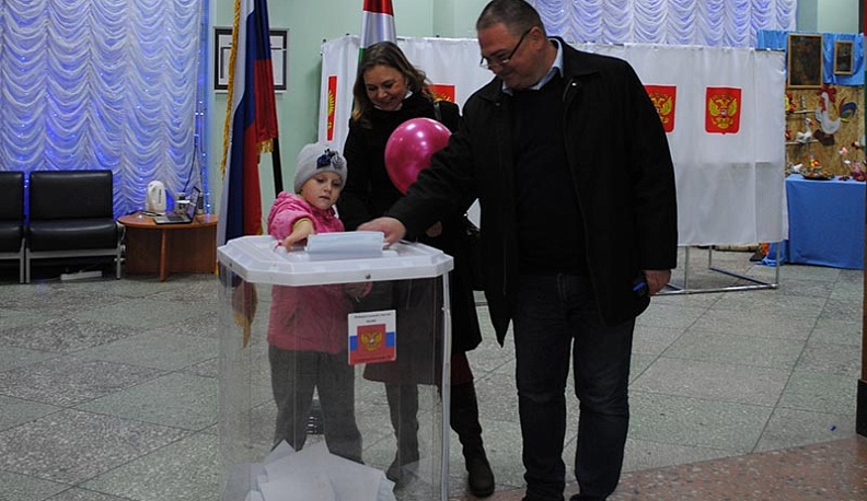 Глава администрации Тарусского района проголосовал вместе с семьей