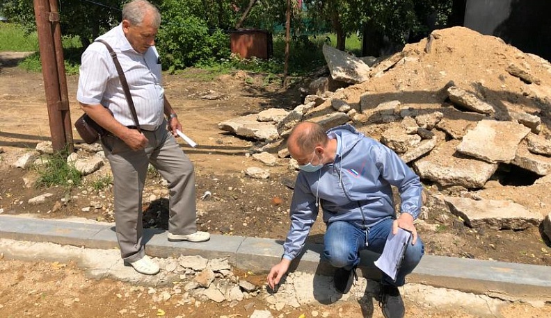 Общественники в Калужской области обратили внимание прокуратуры на недостатки благоустройства придомовых территорий в селе