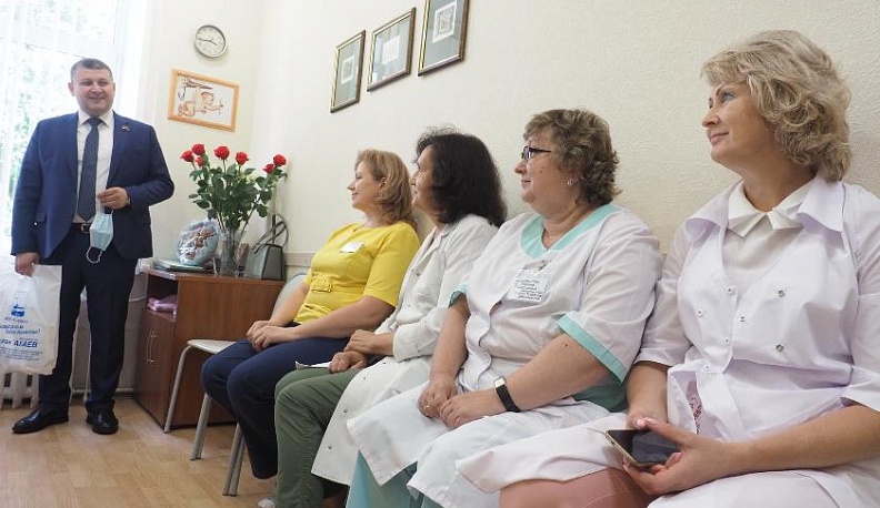 Депутат поздравил медиков калужского роддома, где родились двое его детей