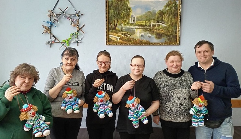 Постояльцы Жиздринского дома социального обслуживания учатся рукоделию