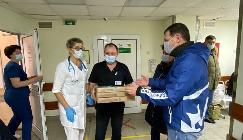 Калужские единороссы поздравили врачей с Рождеством