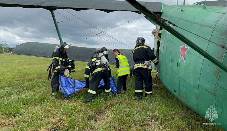 Калужское МЧС провело учения по эвакуации пассажиров с неисправного самолёта Sukhoi Superjet-100