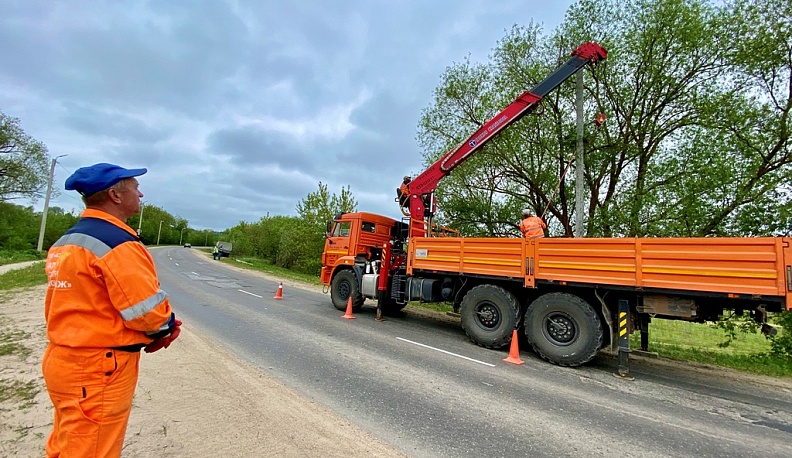 В Тарусском районе ремонтируют дорогу, соединяющую регион с Тульской областью