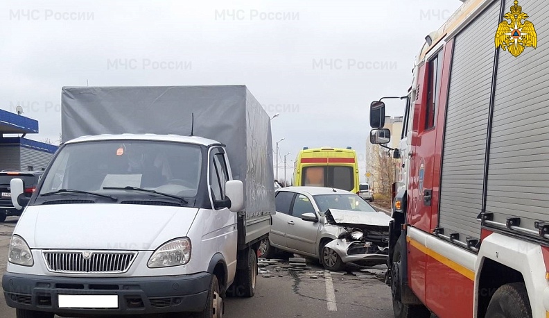Утром в Калуге столкнулись автомобили «Киа», «Лада» и «Газель»