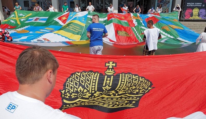 У кинотеатра «Центральный» развернули флаг Калужской области