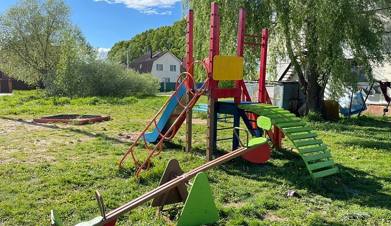 Калужские строители и коммунальщики благоустроили детские площадки