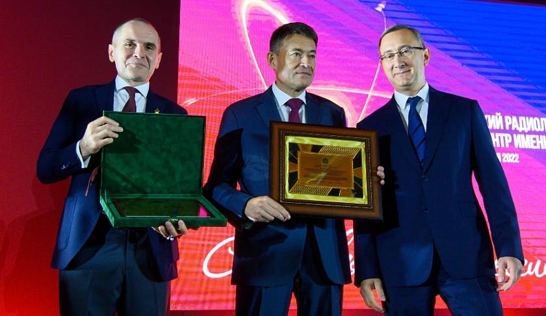 Законодательным Собранием области за особый вклад в развитие социально-экономического и научного потенциала системы здравоохранения области МРНЦ им. А.Ф. Цыба присвоено почетное звание «Трудовая доблесть Калужской области». Заслуженную награду из рук губе