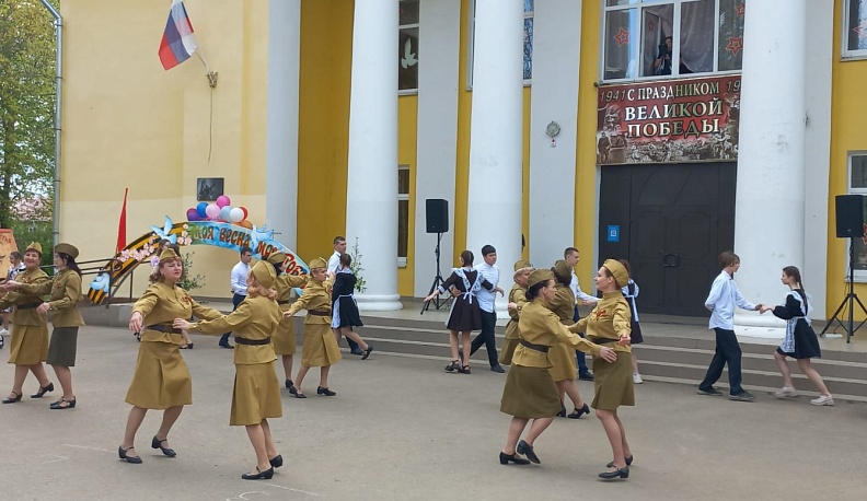 В Мосальске станцевали Вальс Победы
