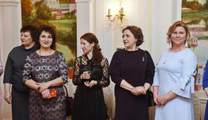 Среднестатистической калужанке 44 года, у нее есть муж и ребенок